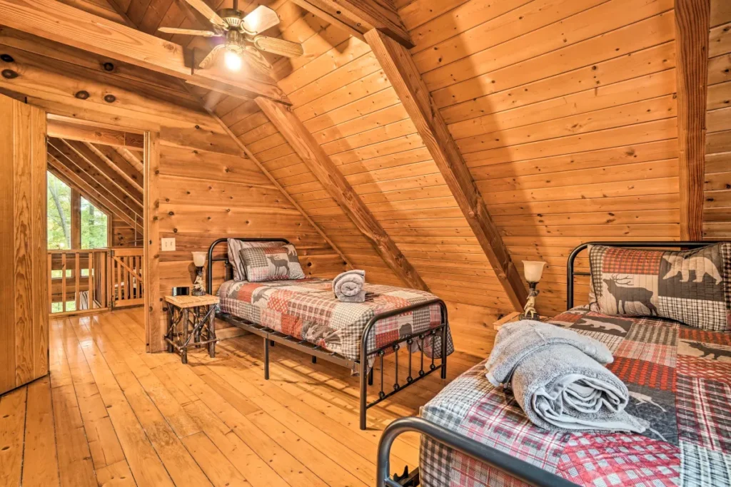 twin beds at Lazybearcabin.com